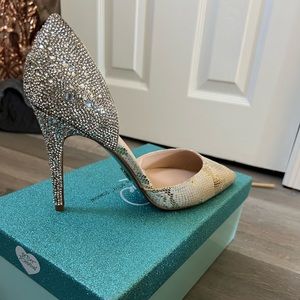 🔥🔥🔥BRAND NEW BETSEY JOHNSON CRYSTAL SNAKE SHOES IN GOLD!